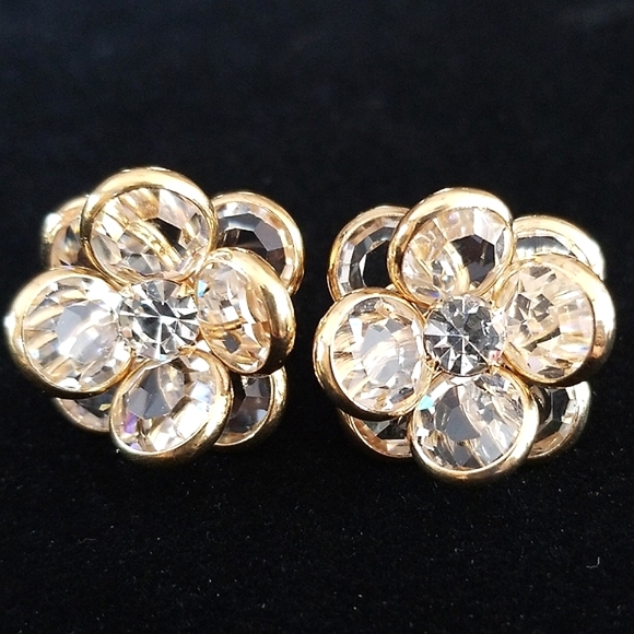 Vintage Austrian Crystal Flower Gold Tone Clip On Earrings - Picture 5 of 16